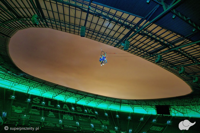 Skok wahadłowy z dachu stadionu dla Dwojga we Wrocławiu