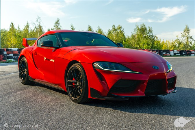 Adrenalina na profesjonalnym torze: przejażdżka Toyotą Suprą V