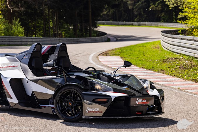 Co-drive KTM X-Bow po torze dla dziecka