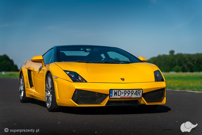 Jazda Lamborghini Gallardo ulicami miast