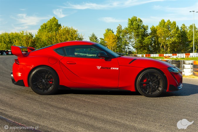 Moc i adrenalina: ekscytująca jazda Toyotą Suprą V z nagraniem!