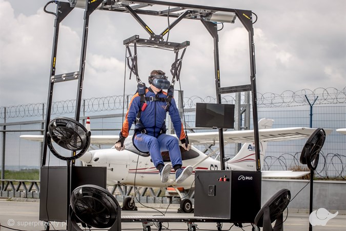 Przeżyj 15 minut adrenaliny – 2 skoki w symulatorze spadochronowym!