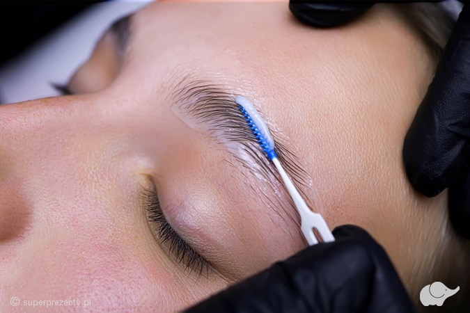 Laminacja brwi z regulacją w Warszawie