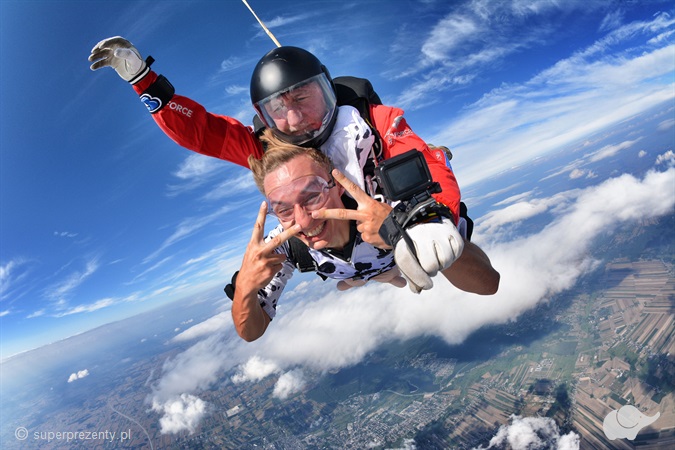 Skok spadochronowy z  Desantowca z 4200 m dla Dwojga z filmowaniem  w  Piotrkowie Trybunalskim